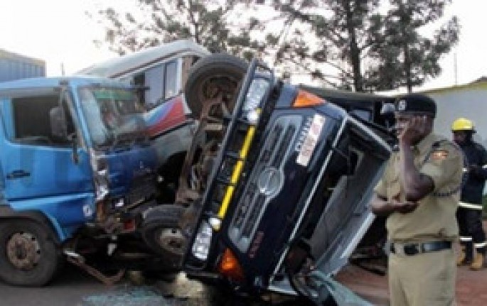 Avtobus traktora çırpıldı: 22 ölü