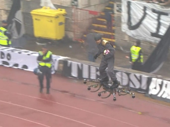 Dron vasitəsilə stadion ərazisində uçan kişi - VİDEO