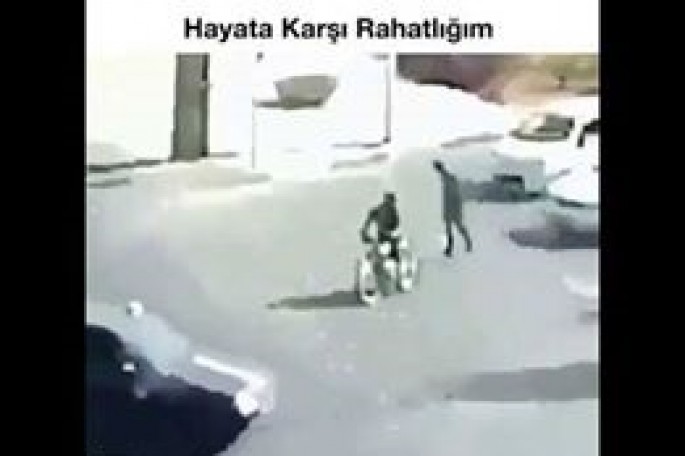 Motosikletçini maşın vurdu, etdiyi hərəkət gülüş doğurdu - VIDEO