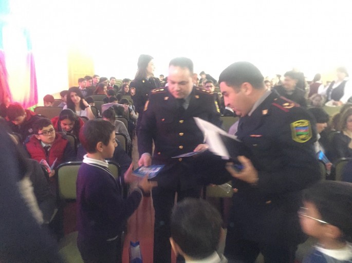 Yol polisi uşaqlara görüş keçirib kitab payladı - FOTO