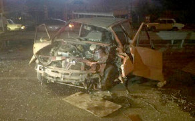 Avtomobil maneəyə çırpıldı: sürücü ölüb - FOTO