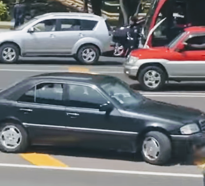 Yol polisinin gözü qarşısında qayda pozan sürücü - VİDEO