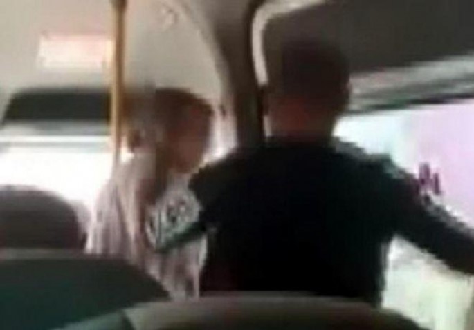 Avtobusda ŞİDDƏT: Ər arvadını hər kəsin gözü qarşısında döydü - VİDEO