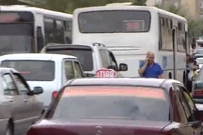 Avtobuslar dayanacaqdan kənar saxlayır: Tıxac və təhlükə - VİDEO