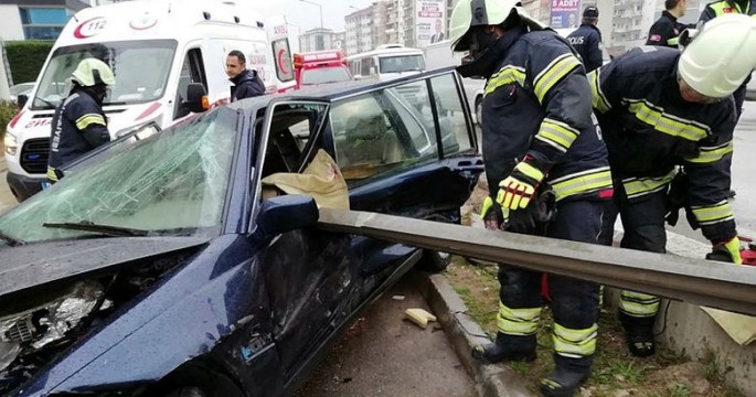 Avtomobil arakəsmələrə çırpıldı: dəmir sürücünün qarnına girdi - FOTO