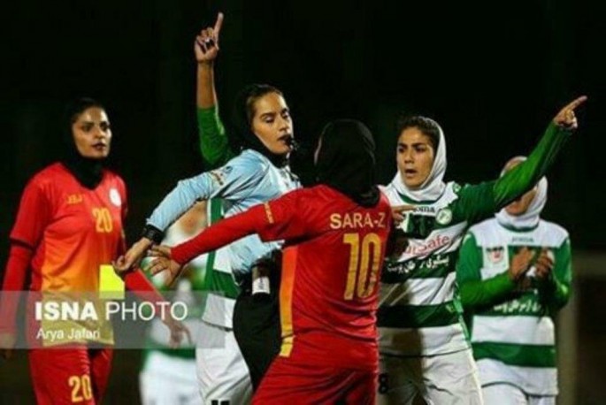 İranda futbol oyununda qadınlar arasında dava düşüb - VİDEO