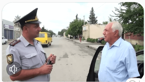 Sürücü yol polisinə şeir dedi  - VIDEO