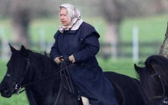 90 yaşlı kraliça at belində - FOTO