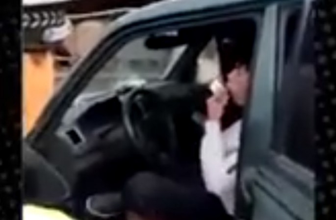 Polis cərimə yazmasın deyə sürücülük vəsiqəsini yedi - VİDEO