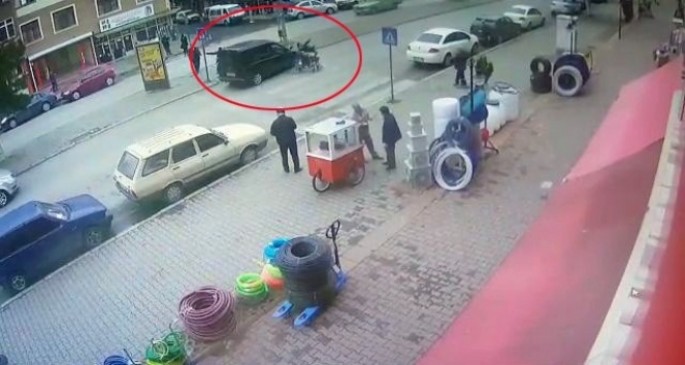 Avtomobil əlil kişini piyada keçidində vurdu - VİDEO