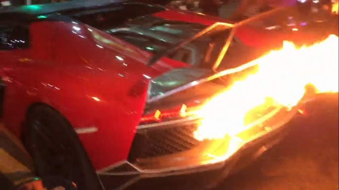 Azarkeşin “Lamborghini”si yandı - VİDEO