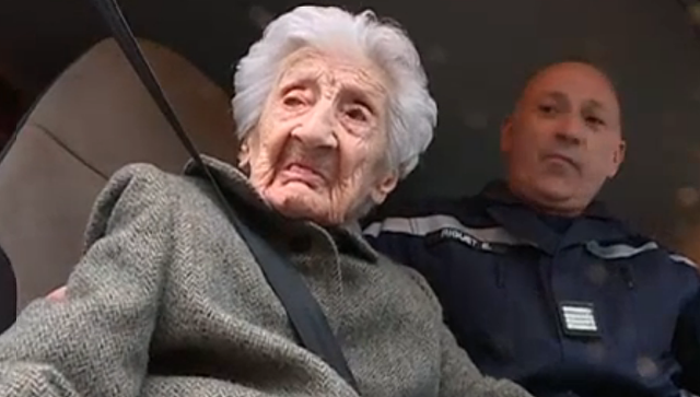 112 yaşlı qadına ad günü hədiyyəsi: Yanğınsöndürən maşın - FOTO