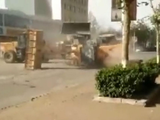 Fəhlələr buldozerlərlə dalaşdılar - VİDEO