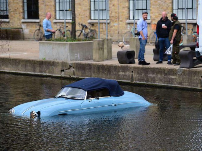 “Porsche” su kanalına düşdü - VİDEO