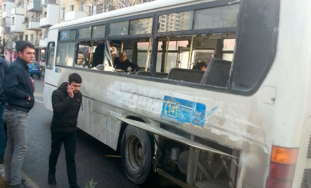 Avtobus sürücüsü yük maşını ilə "dirəşdi" - Axırı belə oldu - FOTO