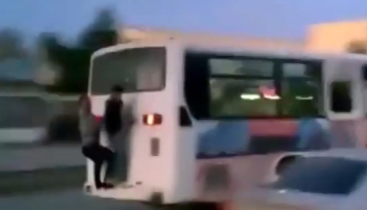 Sumqayıtda uşaqlar avtobusla ölümə gedir – ŞOK VİDEO