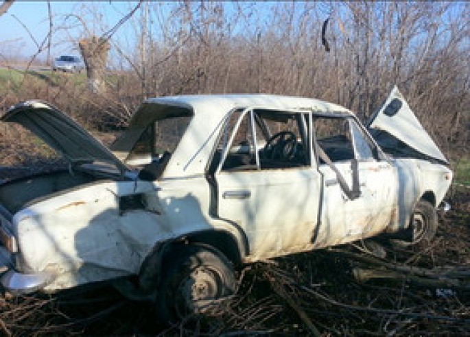 Avtomobil yol kənarındakı ağaca çırpıldı: 2 nəfər ölüb - Şəmkirdə