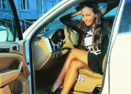 Azərbaycanlı aparıcı avtomobilində poz verdi -FOTOLAR