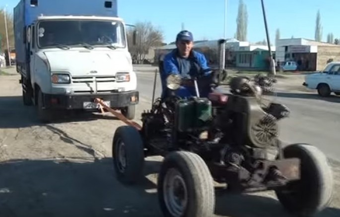 Avtomobil ustası mini traktor düzəldib - VİDEO