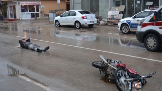 Qəzada yaralandı: tibb işçilərini yolun ortasında gözlədi - FOTO