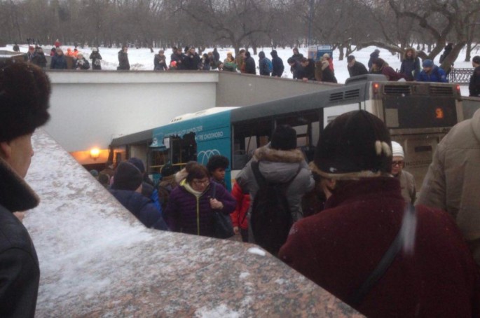 Avtobus metro keçidində gözləyən insanları vurdu: 5 ölü, 15 yaralı - VİDEO