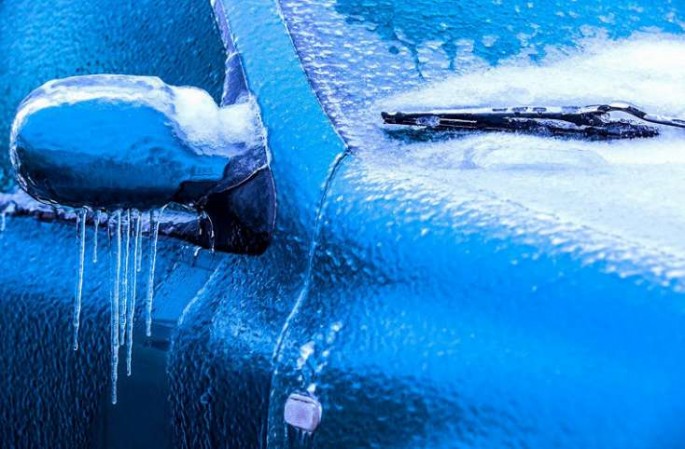 Buz bağlamış avtomobil güzgüsünü bu üsulla təmizləyin - FOTO