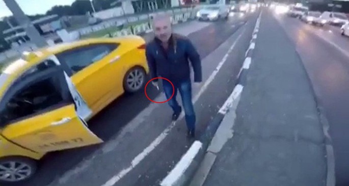 Taksi sürücüsü motosikletçini bıçaqlamaq istədi - VİDEO