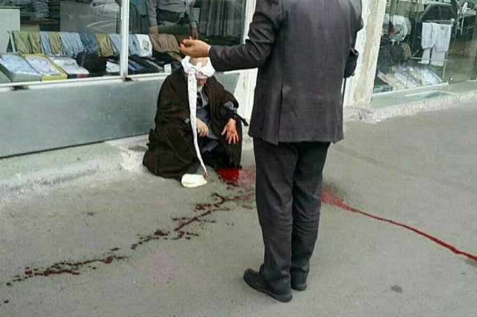İranda bir etirazçı 2 axundu bıçaqlayaraq avtomobillərinə od vurub - FOTO