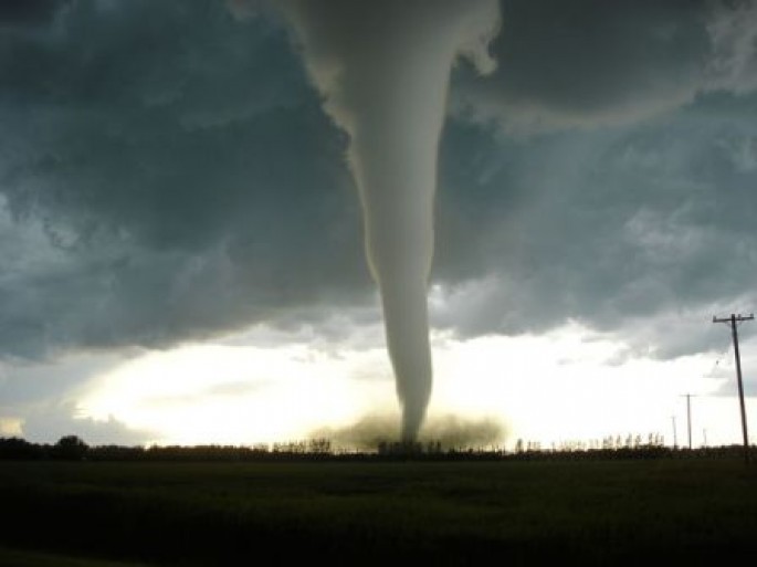 ABŞ-da avtomobil tornadoya düşdü – VİDEO
