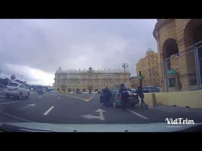 Azneft meydanında yol polisi kameraya belə düşdü – VİDEO