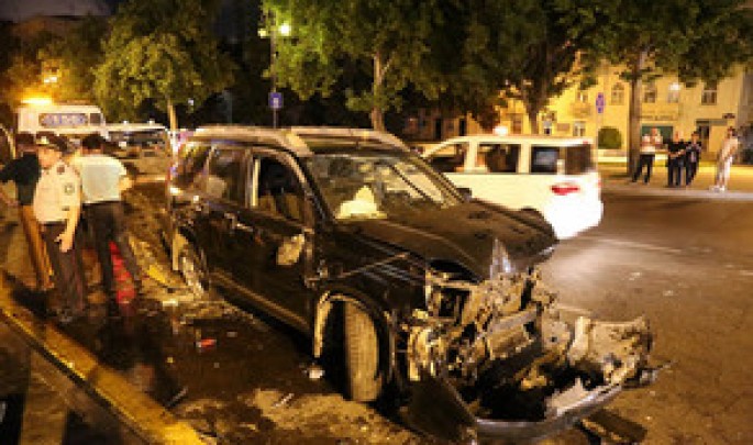 Qırmızı işıqdan keçən sürücü qəza törətdi: 2 nəfər yaralanıb - VİDEO