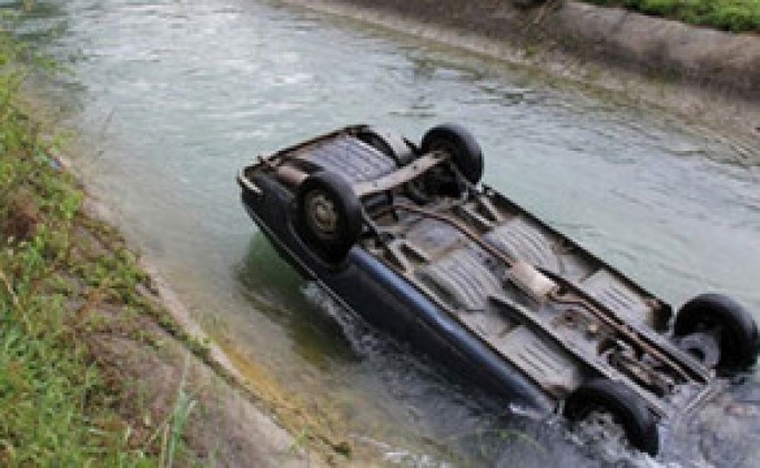 Zərdabda minik avtomobili su kanalına düşüb - 7 min ziyan