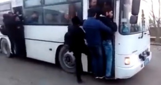 Avtobusda 8 sərnişin qapıdan çöldə gedir - VİDEO