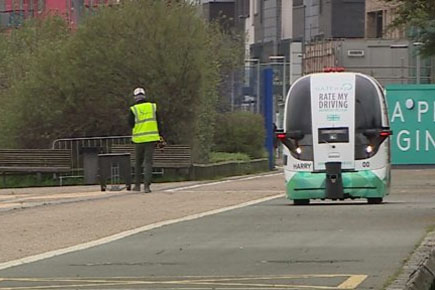 Londonda ictimaiyyət sürücüsüz avtobusu sınaqdan keçirir - VİDEO