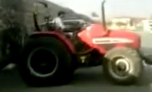 Traktoru oyuncaq kimi oynadan uşaq  - VİDEO