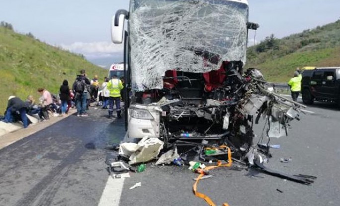 Sərnişin avtobusu dəmir dolu yük maşınına çırpıldı: 2 ölü, 18 yaralı - FOTO
