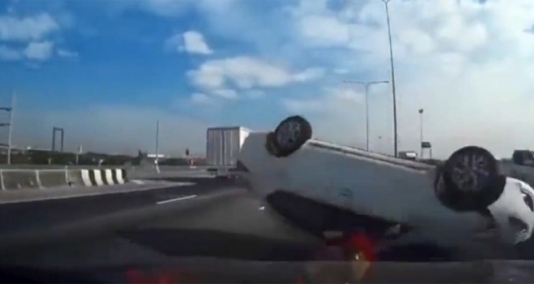 Magistral yolda sağ-sol edən "avtoş" maşını aşırdı – VİDEO