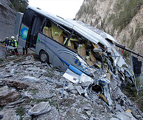 Avtobus uçuruma yuvarlandı:  30 ölü
