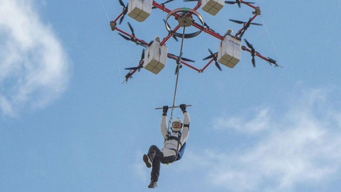 Dünyada ilk dəfə dronla paraşutla tullandı – VİDEO
