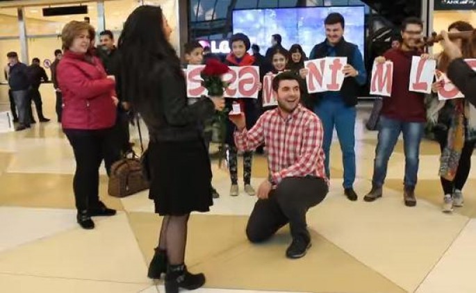 Bakı aeroportunda sürpriz evlilik təklifi, qız "yox" dedi - VİDEO
