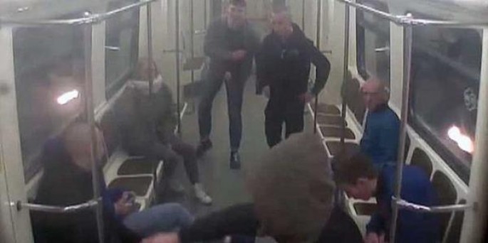 Metroda miqrantlar vəhşicəsinə döyüldü - VİDEO