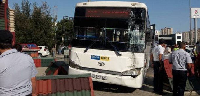 Bakıda iki avtobus toqquşdu - FOTO