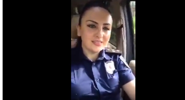 Yol polis sükan arxasında mahnı oxudu, telefonla özünü çəkdi - VIDEO