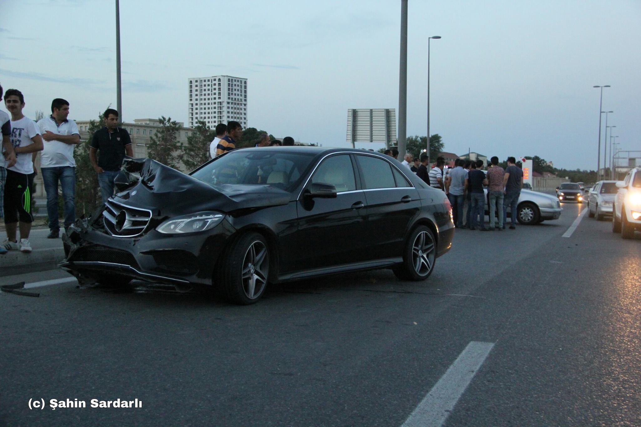 Bakıda iki «Mercedes» sürət həddinin qurbanı oldu – FOTOLAR