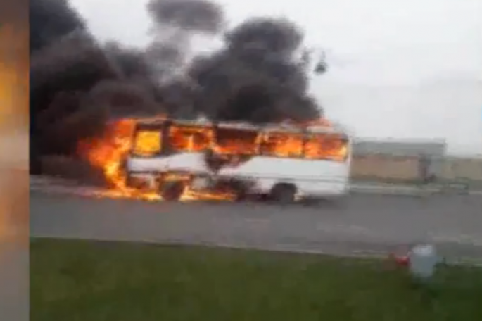 Bakıda sərnişin avtobusu belə yandı - VİDEO