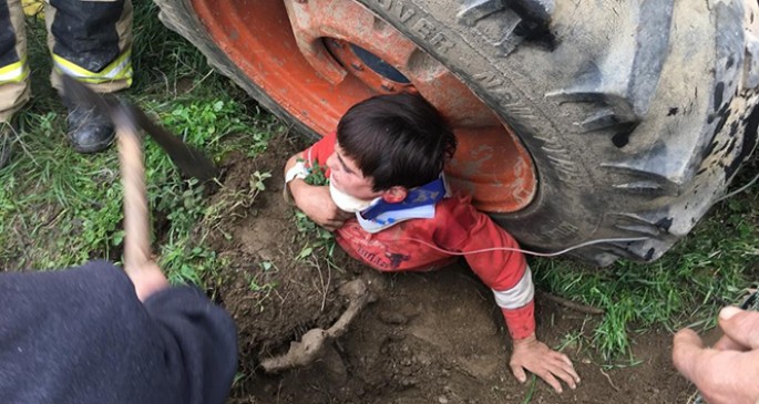 Traktor aşdı: 12 yaşlı oğlan təkərin altında qaldı - FOTO