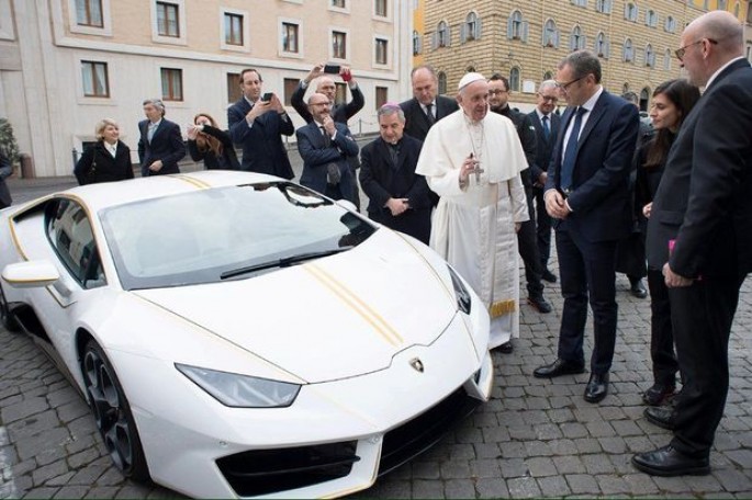 Roma Papası “Lamborghini”sini satıb - FOTO