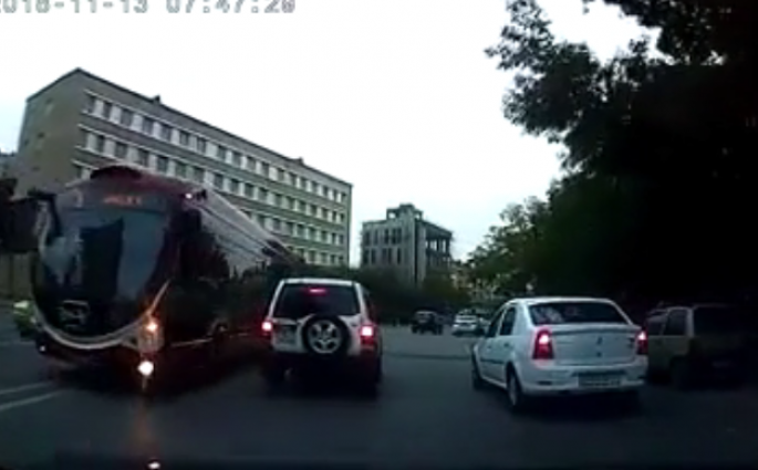 "Protiv" gedən "Baku Bus" sürücüsü cərimələndi - VİDEO
