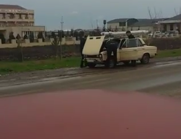 Yol polisləri yolda qalan avtomobili təmir etdi - VİDEO