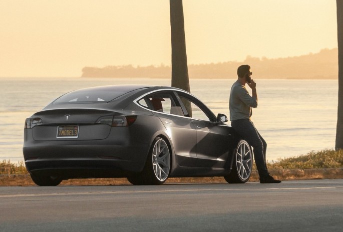 “Tesla Model 3” cəmi 1 ilə ABŞ-da ən çox satılan elektromobil oldu